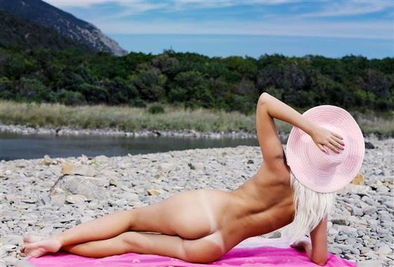 Nude German Escort Julianne Stripper Pictures 1 Of 13